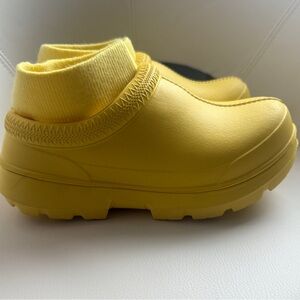 Gently used UGG rubber Tasman clog. Worn a handful of times in the hospital.